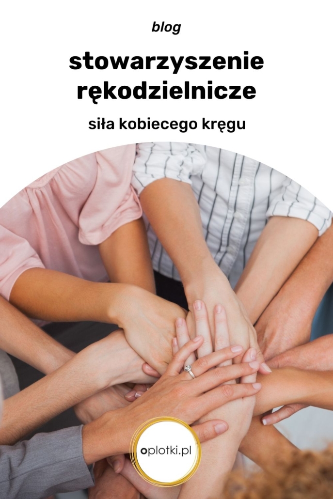 grafika z napisem blog; stowarzyszenie rękodzielnicze; siła kobiecego kręgu; oplotki.pl. w tle zdjęcie złączonych kobiecych rąk