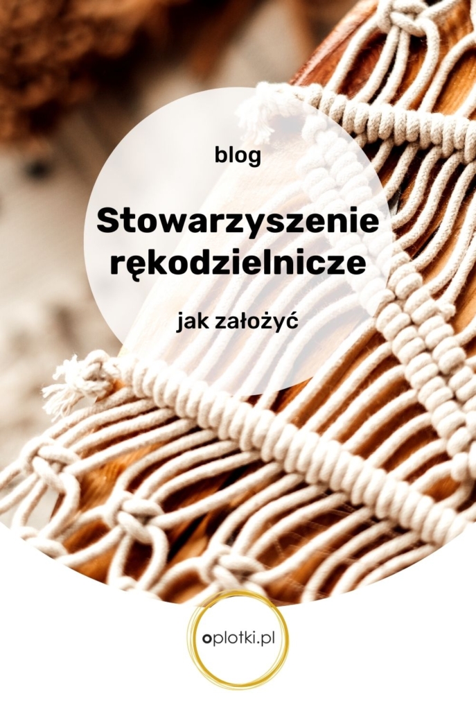 grafika z napisem: blog; Stowarzyszenie rękodzielnicze; jak załozyć, oplotki.pl; w tle fragment makramowej pracy.