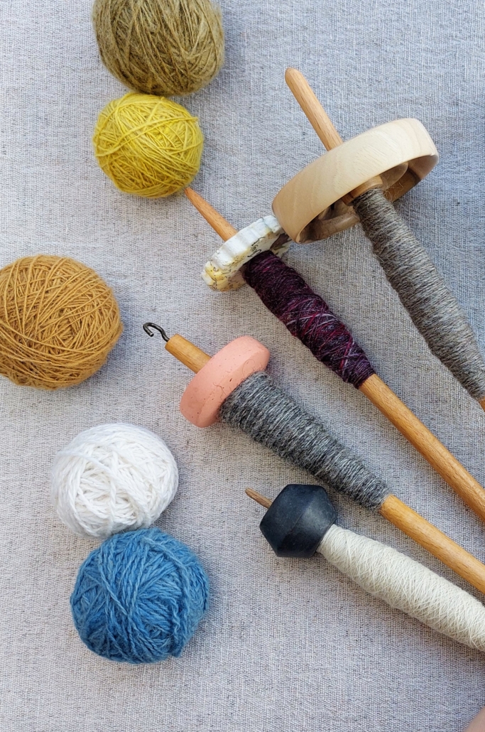 Przędzenie wełny krok po kroku – tworzenie własnej włóczki na wrzecionie