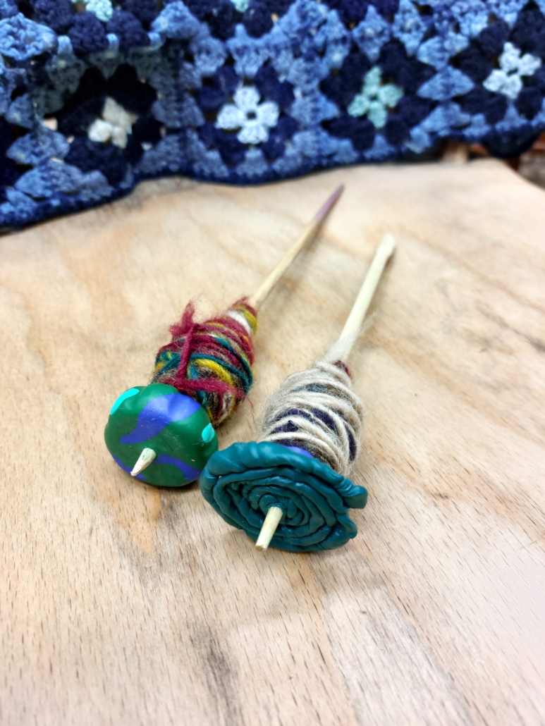 Własnoręcznie uprzędziona włóczka – efekt nauki przędzenia