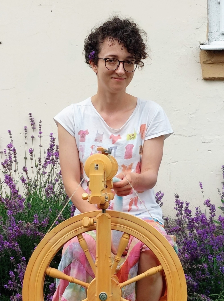 Ewa Międlarz pracująca z wełną i wrzecionem
