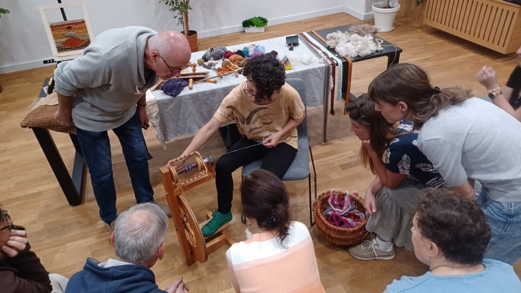 Ewa Międlarz podczas przędzenia