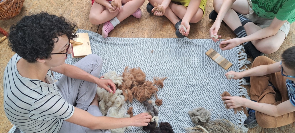 Ewa Międlarz pracująca z wełną  podczas warsztatów